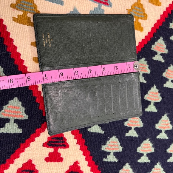 LOUIS VUITTON
Taiga Porte-Chequier Cartes Credit
Wallet - Picture 9 of 12